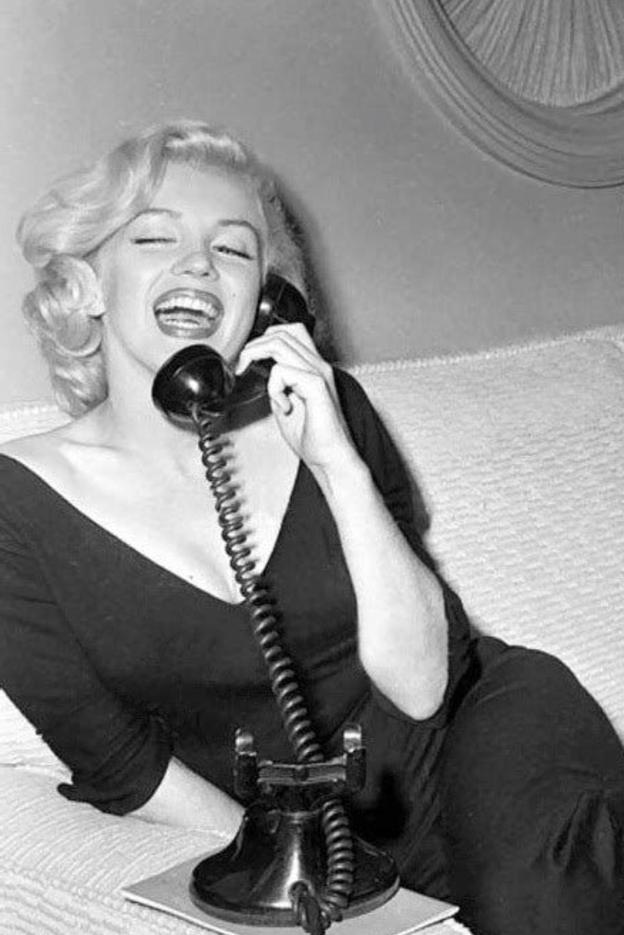 Hablar por teléfono aportaba glamour incluso a las estrellas como Marilyn Monroe.