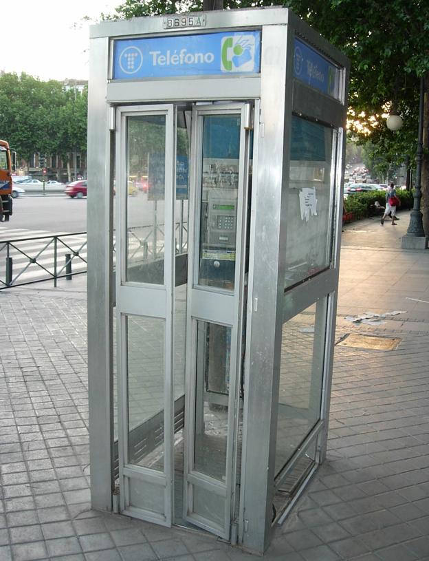 Las cabinas y teléfonos públicos son ya materia 'vintage'.