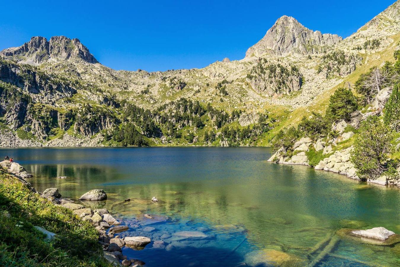 Parque Nacional de Aiguestortes y Estany de Sant Maurici | Este majestuoso Parque situado en pleno corazón del Pirineo de Lleida destaca por la singular belleza de sus paisajes y por la riqueza de flora y fauna que estos acogen en cada rincón. Un espacio repleto de bosques de pino negro centenarios, abetos, casi 200 lagos de alta montaña y especies únicas como como el urogallo, la marmota o incluso el mítico quebrantahuesos. En este Parque Nacional se pueden observar fenómenos glaciares como valles en forma de U y lagos naturales.