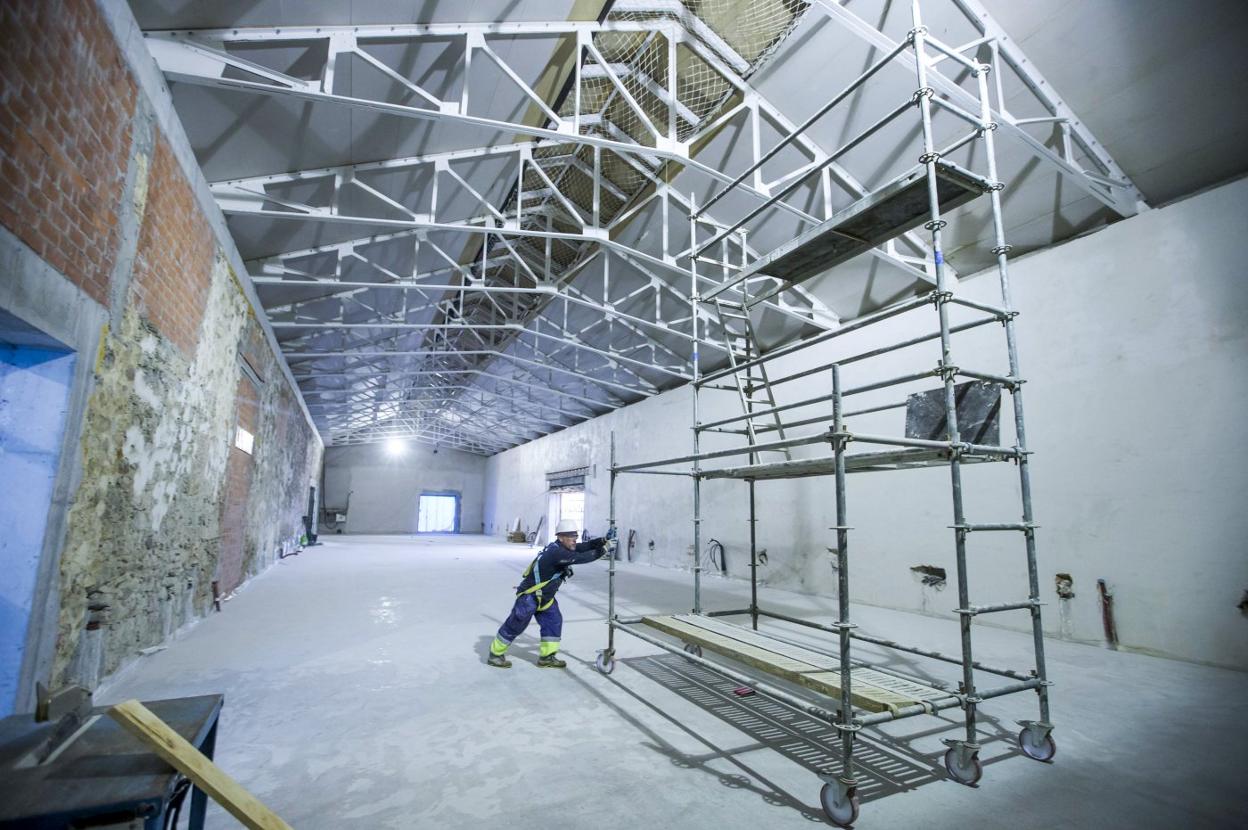 Vista general del interior de la Nave principal que albergará la muestra permanente. t Imagen de la zona trasera de las Naves en Gamazo. Las obras proseguirán hasta el final del verano. u tras la parada del estado de alarma, los trabajos continúan a buen ritmo. 