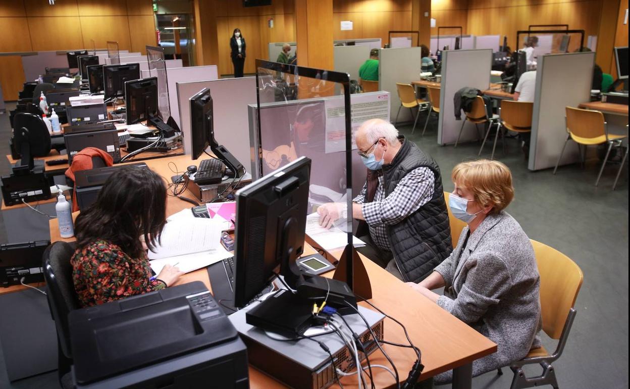 Contribuyentes presentando la declaración en una oficina de Hacienda.