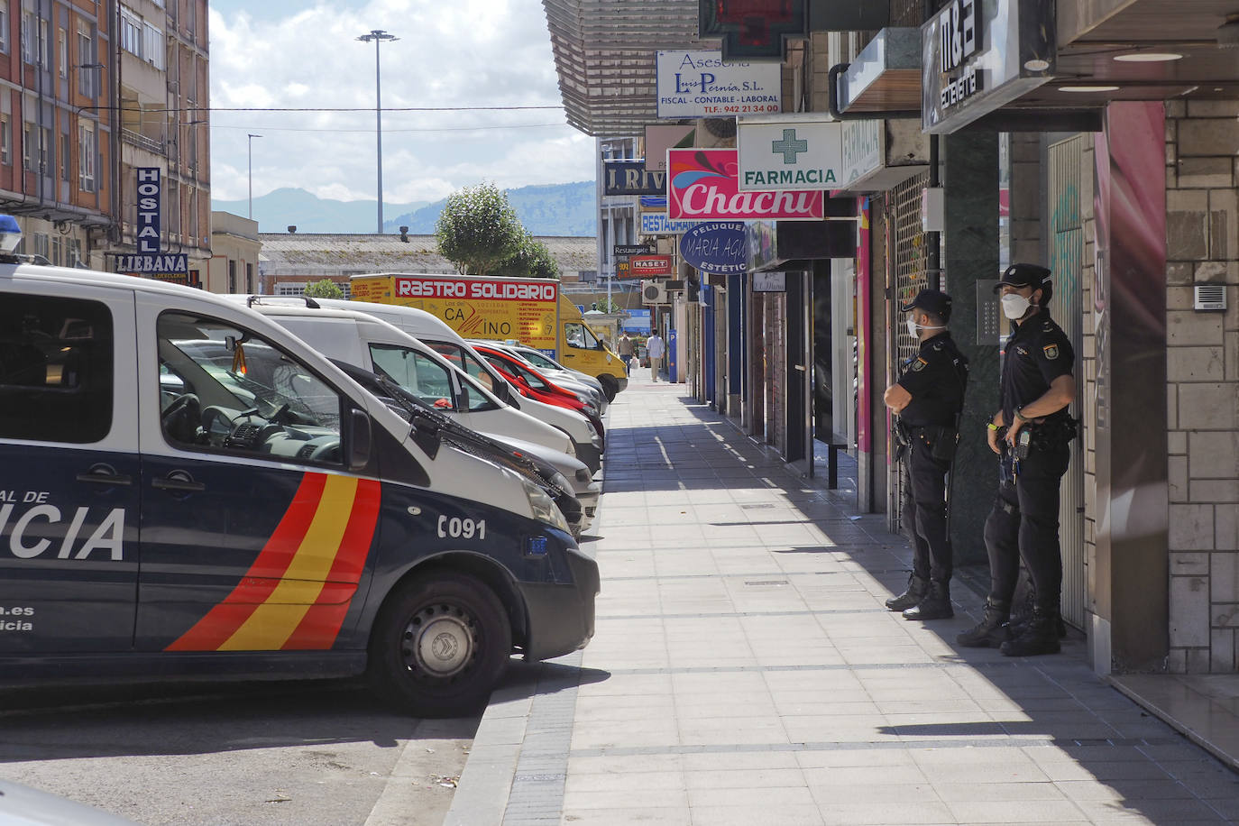 Fotos: La Policía custodia el edificio en el que ha surgido el brote de coronavirus