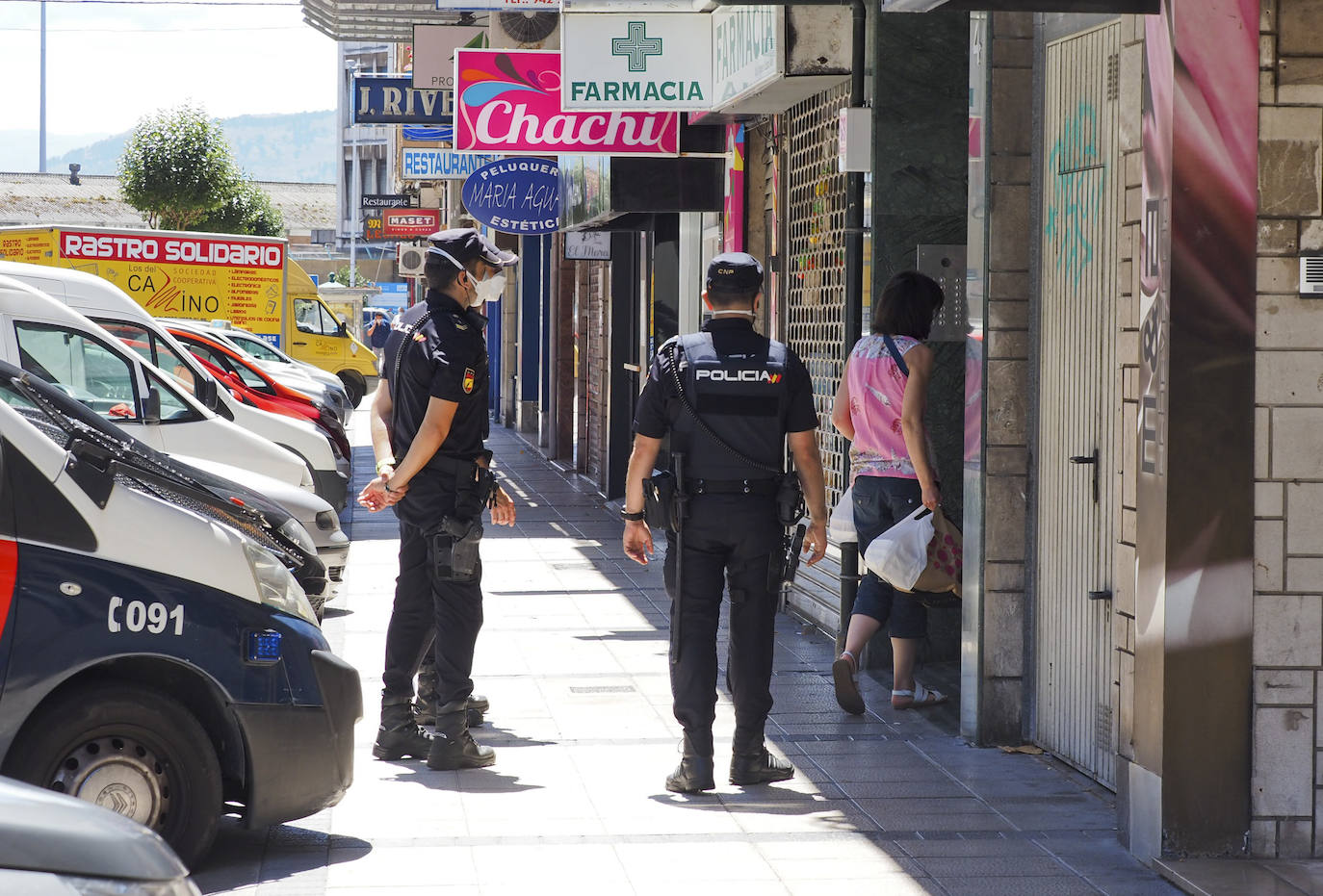 Fotos: La Policía custodia el edificio en el que ha surgido el brote de coronavirus