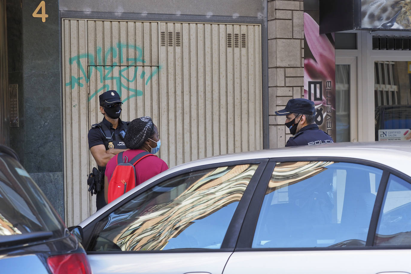 Fotos: La Policía custodia el edificio en el que ha surgido el brote de coronavirus