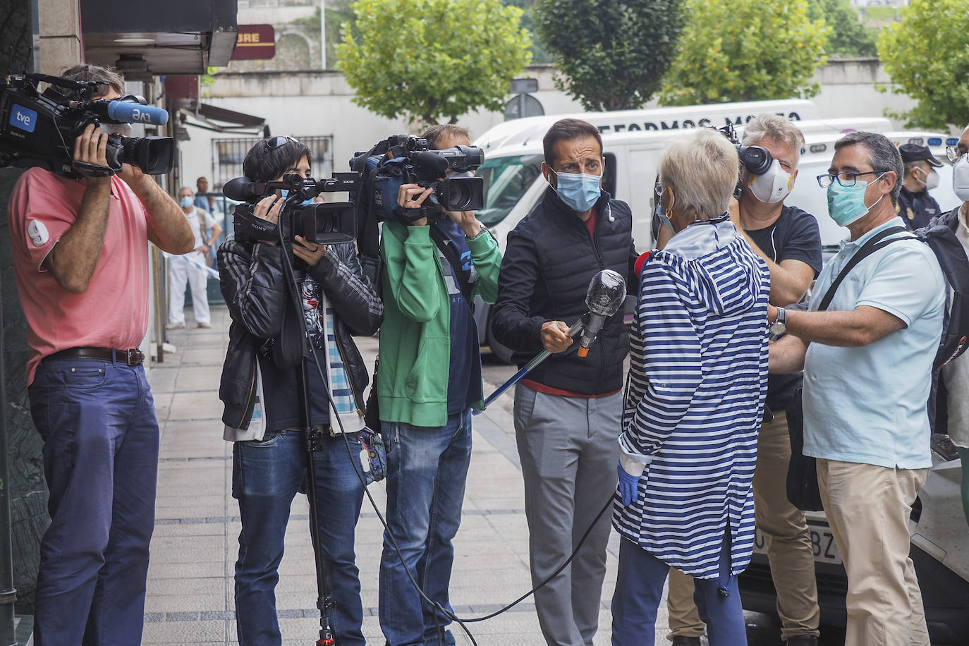 Los medios de comunicación regionales y nacionales han acudido al barrio para informar sobre la situación. 