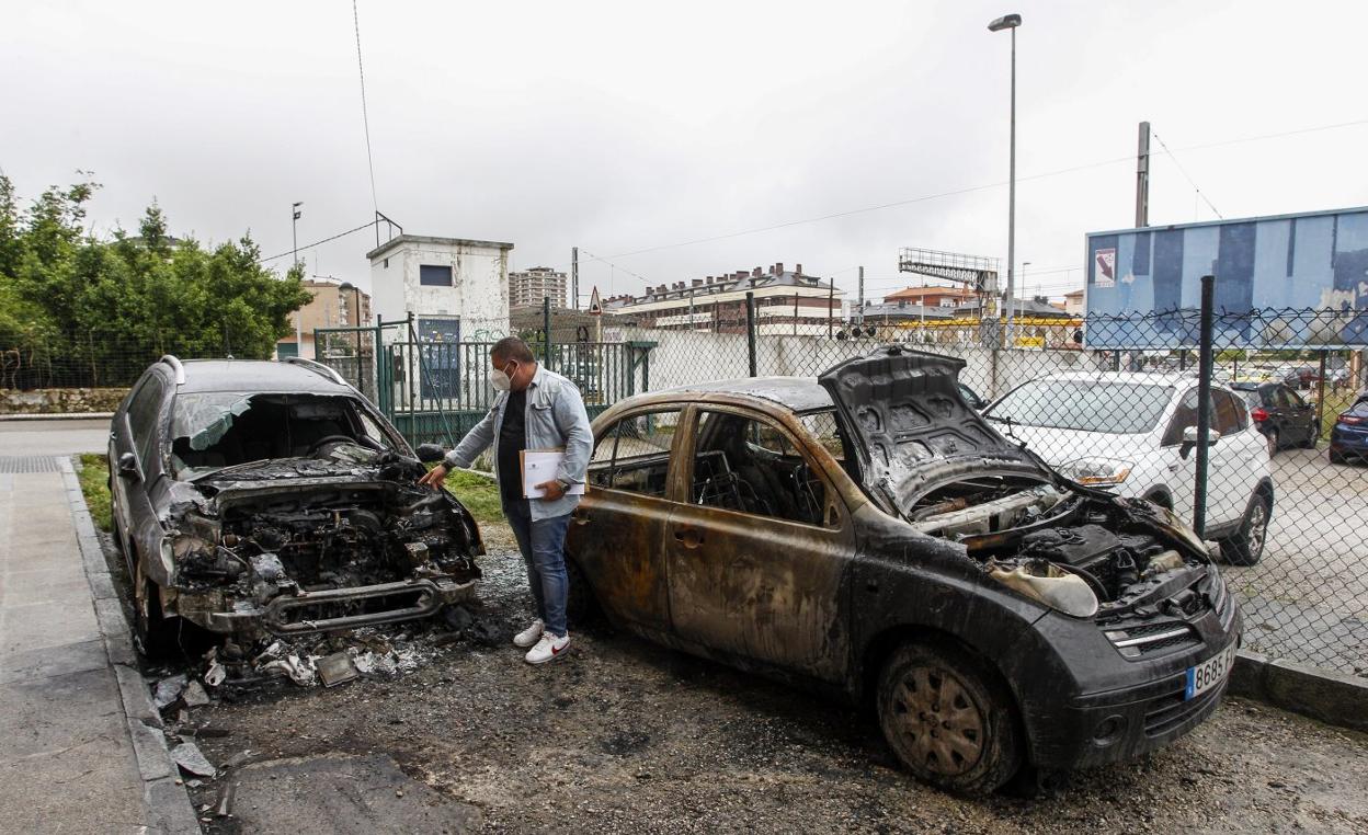 José Manuel Díaz señala como quedó su Peugeot 207 tras ser incendiado el domingo. 