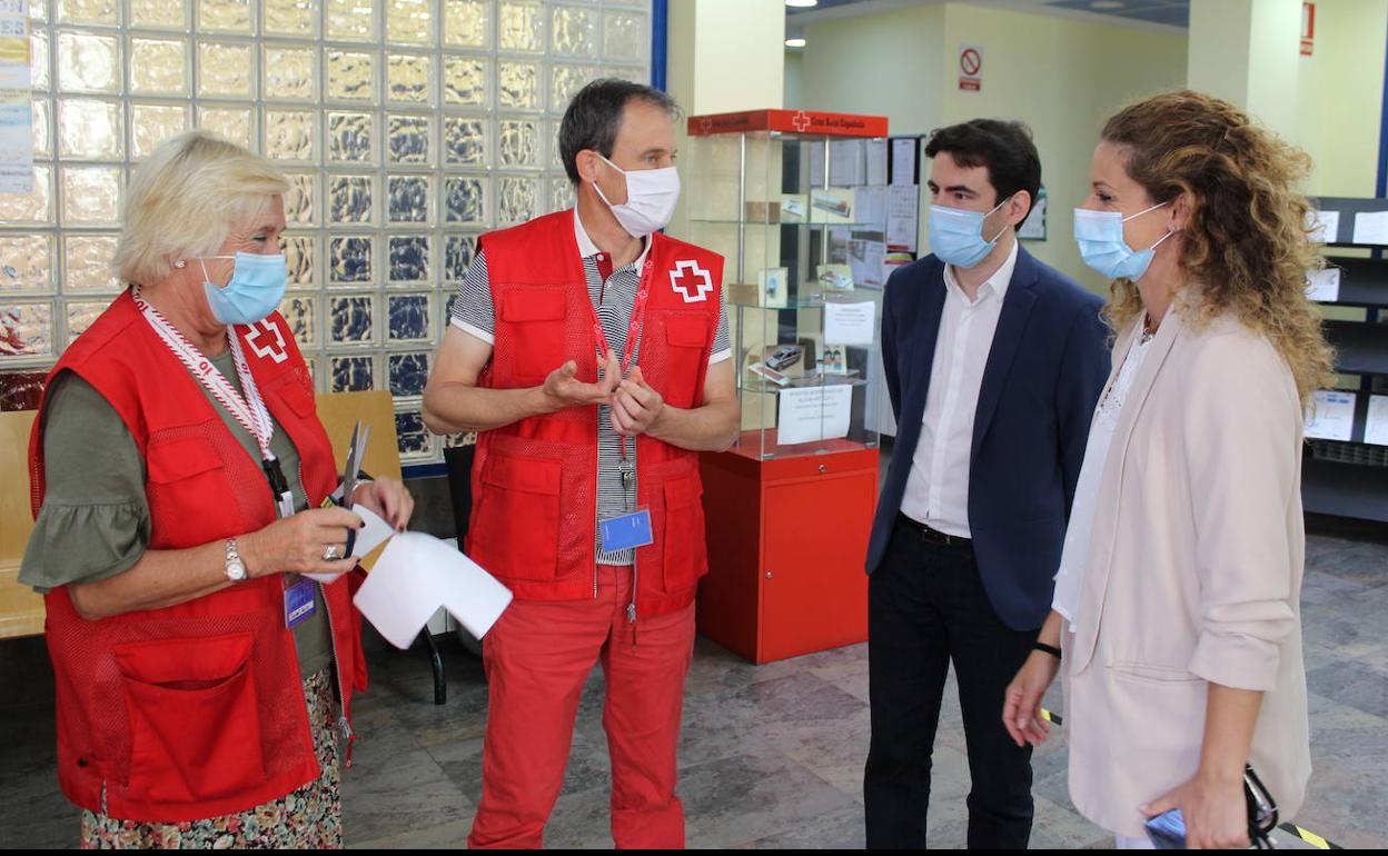 Pedro Casares y Ainoa Quiñones han visitado las instalaciones de Cruz Roja.