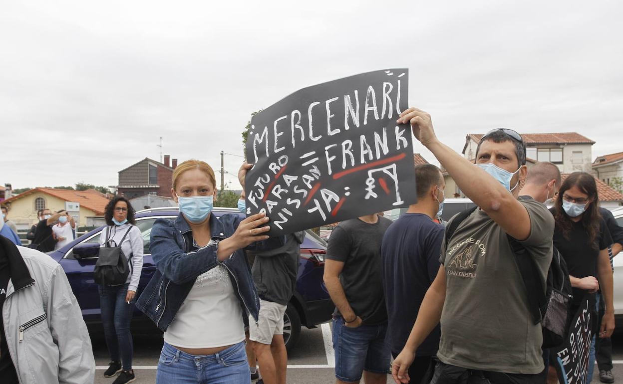 Trabajadores de Nissan Barcelona,esta mañana en el aparcamiento de Carrefour para desplazarse a Los Corrales.