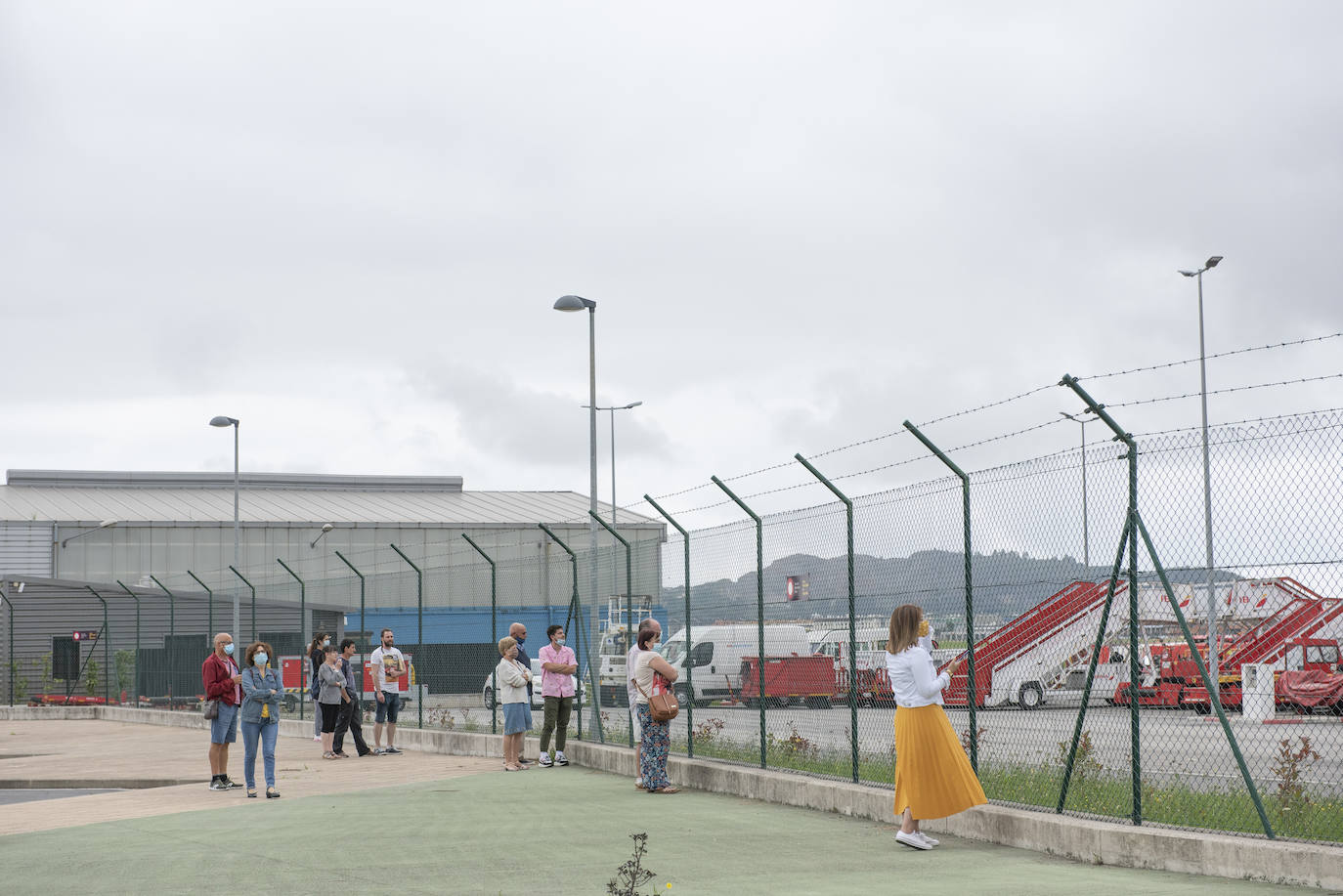 El primer vuelo internacional ha aterrizado esta tarde en el Seve con 180 pasajeros provenientes de Londres a quienes se les ha medido la temperatura al llegar