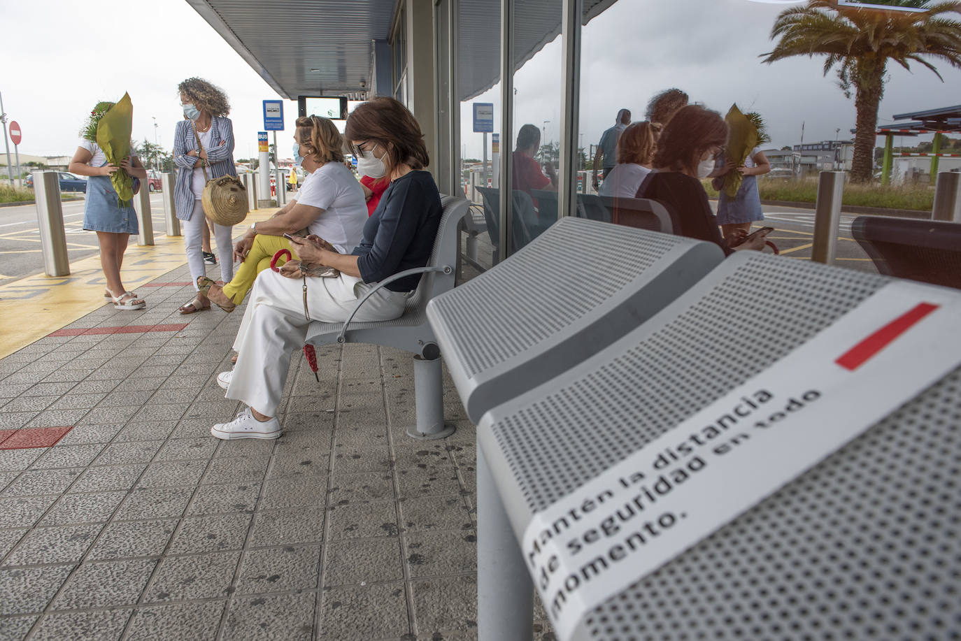 El primer vuelo internacional ha aterrizado esta tarde en el Seve con 180 pasajeros provenientes de Londres a quienes se les ha medido la temperatura al llegar