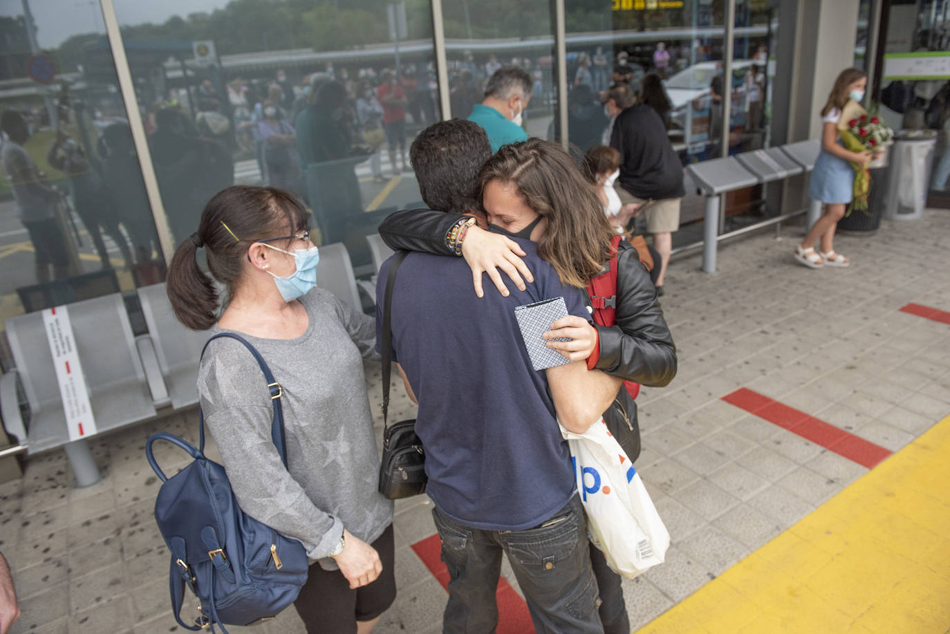 El primer vuelo internacional ha aterrizado esta tarde en el Seve con 180 pasajeros provenientes de Londres a quienes se les ha medido la temperatura al llegar