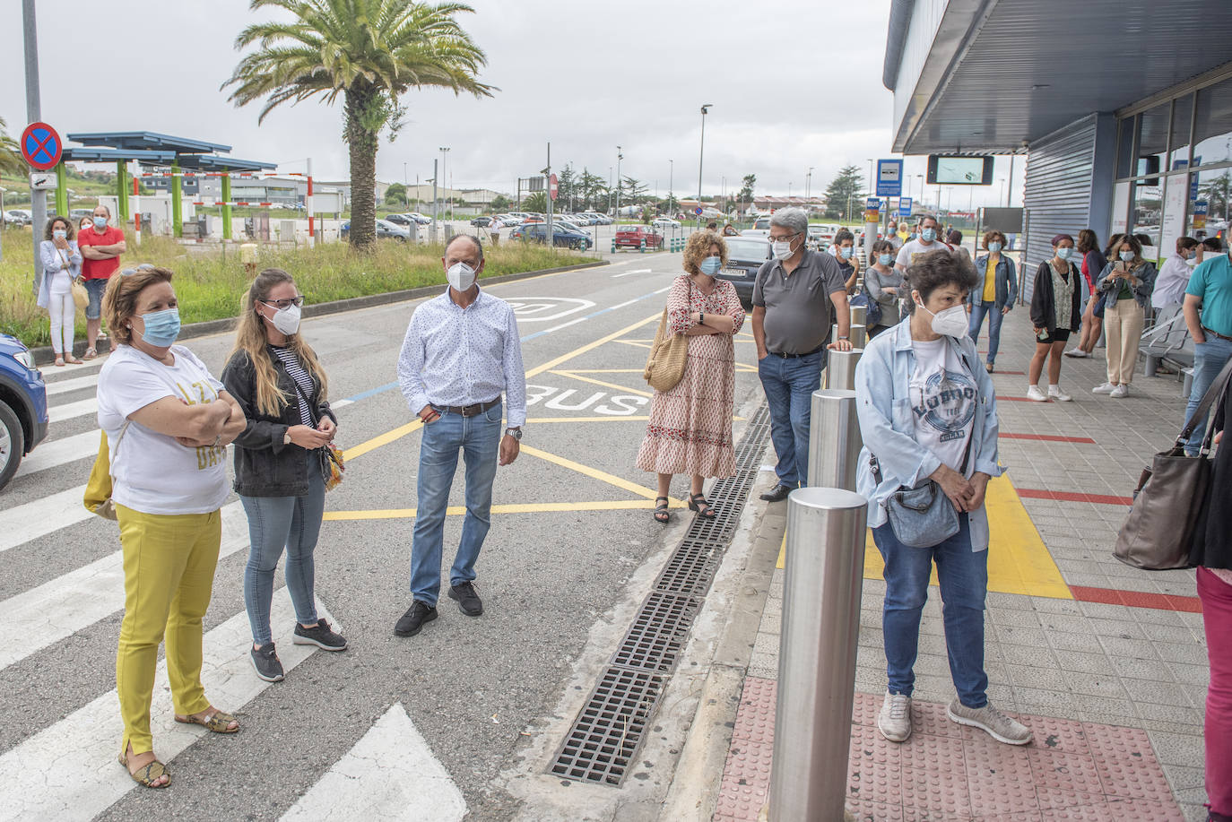 El primer vuelo internacional ha aterrizado esta tarde en el Seve con 180 pasajeros provenientes de Londres a quienes se les ha medido la temperatura al llegar