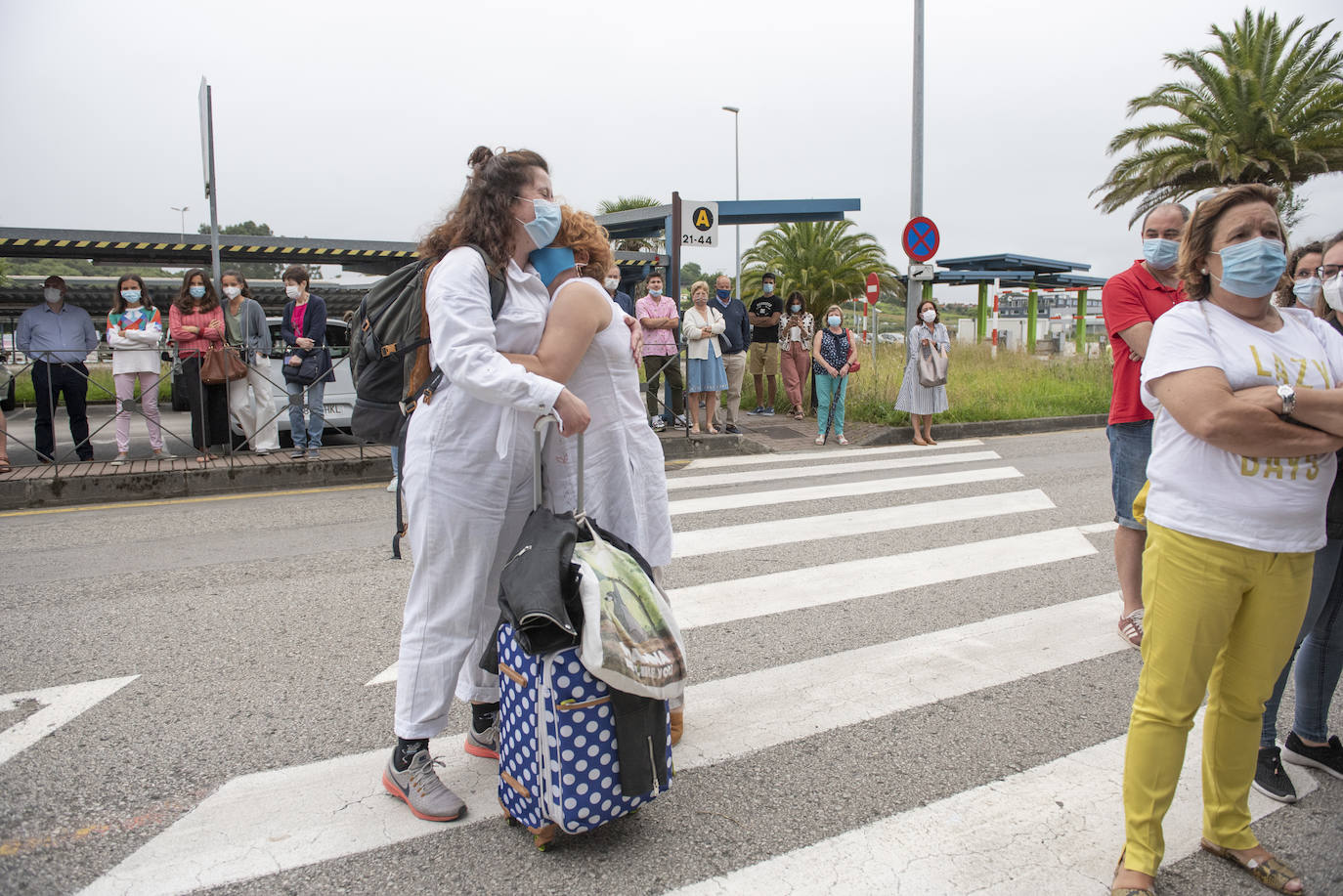 El primer vuelo internacional ha aterrizado esta tarde en el Seve con 180 pasajeros provenientes de Londres a quienes se les ha medido la temperatura al llegar