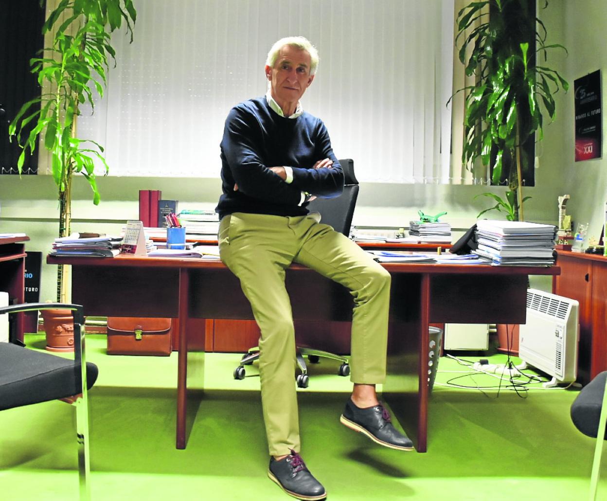 El exdirector del IES Valle de Camargo, Pedro Ruiz Moya, posa en su despacho, la semana pasada, en Revilla.