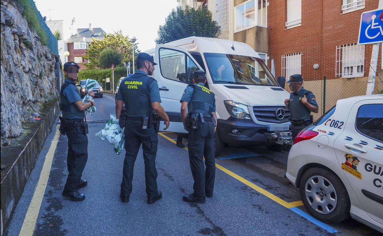 La Guardia Civil frente al número 12 de la calle Padre Basabe, de Castro Urdiales, donde vivía la pareja.