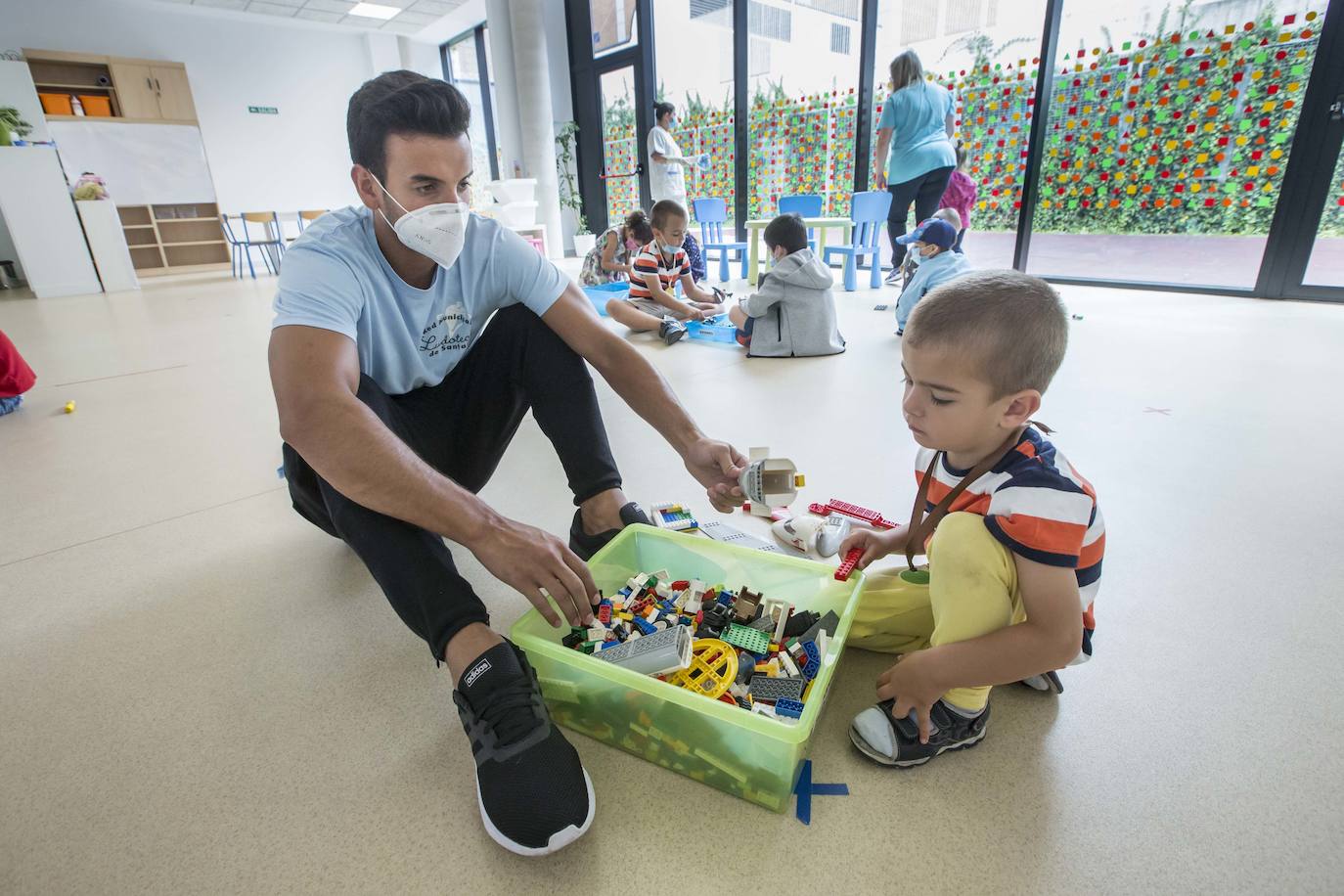 Miles de niños inician las actividades de ocio marcadas por las medidas de seguridad