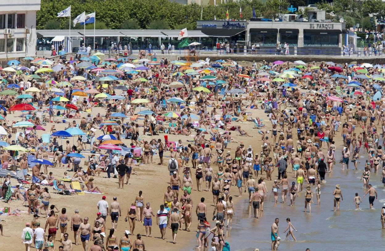 Imagen de la Segunda playa de El Sardinero durante la mañana del pasado domingo. 