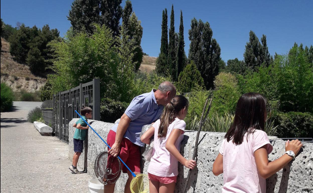 Un hombre con dos niñas del programa de acogida.