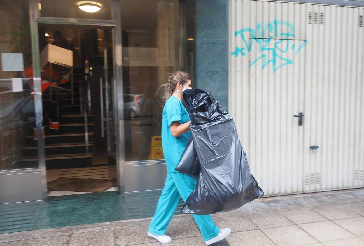 Este jueves se han realizado nuevos test en el edificio de la calle Nicolás Salmerón.