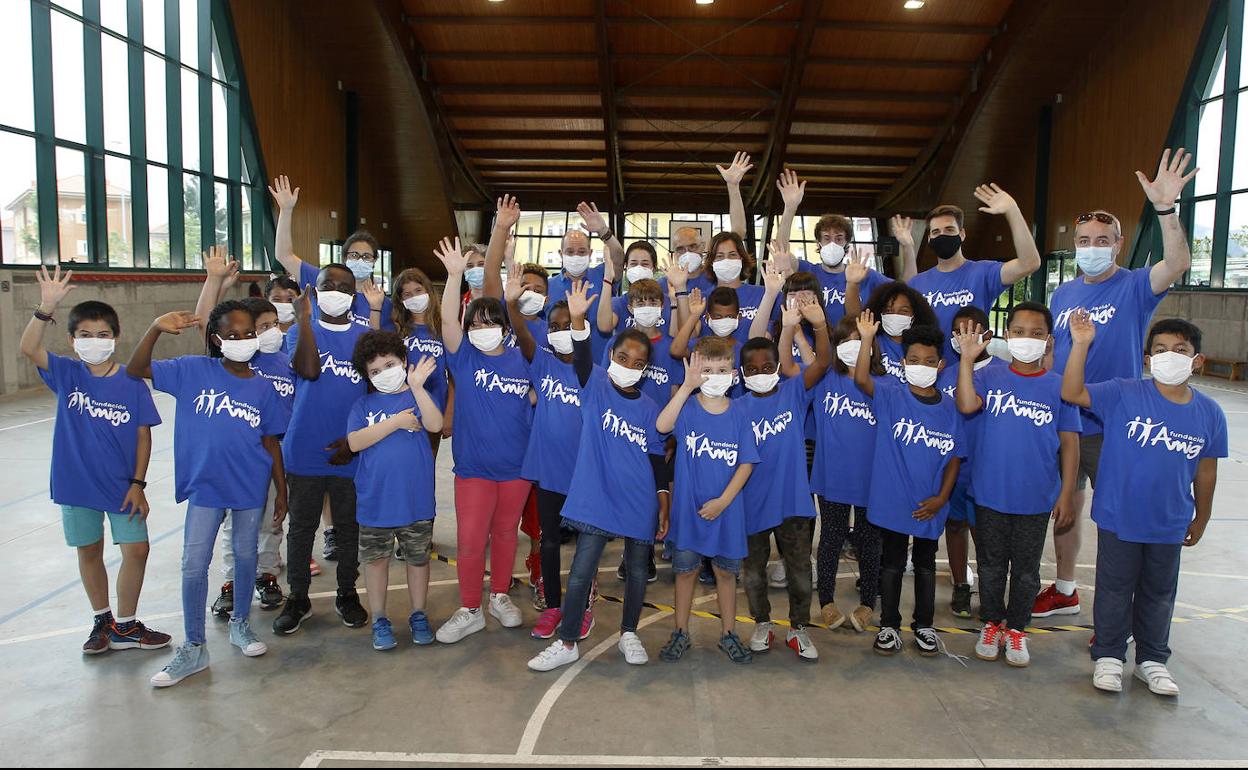 Los niños que este miércoles han comenzado en el campamento de Torrelavega.