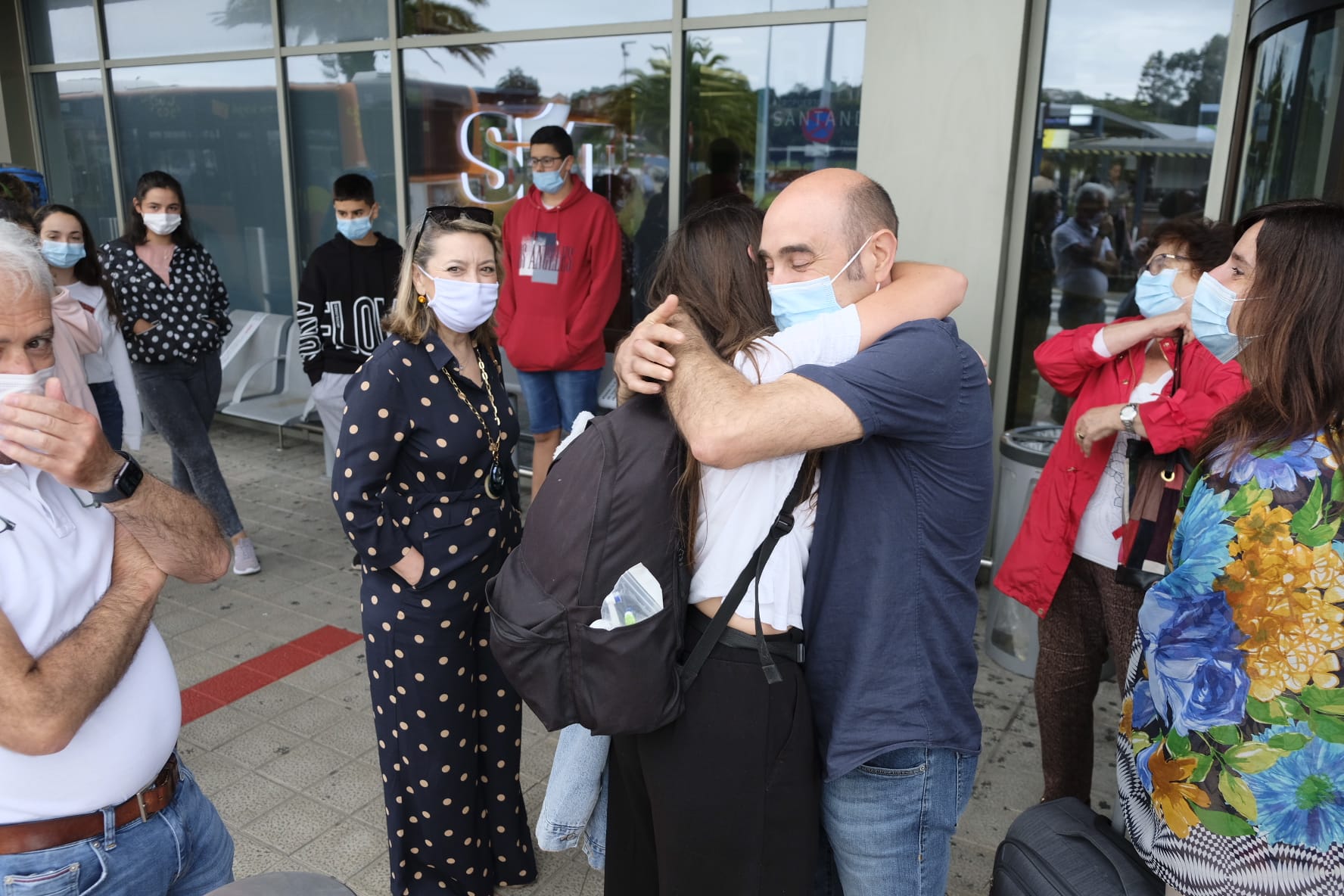 El aeropuerto Seve Ballesteros-Santander ha recibido esta tarde al primer vuelo de la conexión con Viena, que opera Lauda, y al de la compañía Binter, desde Gran Canaria El presidente cántabro, Miguel Ángel Revilla, y la consejera de Turismo, Marina Lombó, estaban esperando a los pasajeros en el aeropuerto y les han dado la bienvenida mientras les hacían entrega de mascarillas