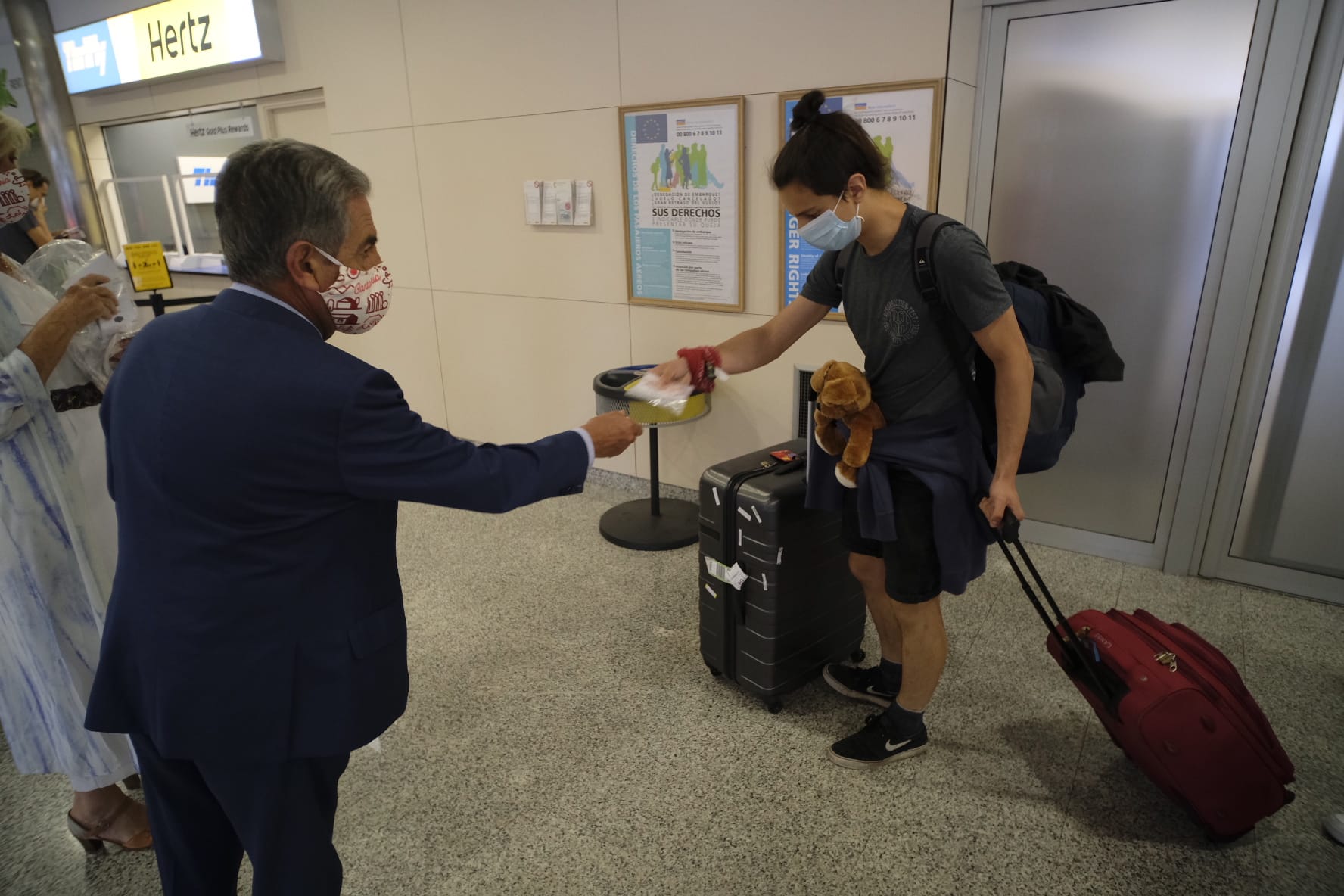 El aeropuerto Seve Ballesteros-Santander ha recibido esta tarde al primer vuelo de la conexión con Viena, que opera Lauda, y al de la compañía Binter, desde Gran Canaria El presidente cántabro, Miguel Ángel Revilla, y la consejera de Turismo, Marina Lombó, estaban esperando a los pasajeros en el aeropuerto y les han dado la bienvenida mientras les hacían entrega de mascarillas