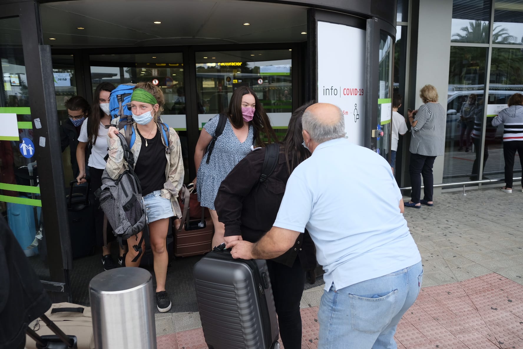 El aeropuerto Seve Ballesteros-Santander ha recibido esta tarde al primer vuelo de la conexión con Viena, que opera Lauda, y al de la compañía Binter, desde Gran Canaria El presidente cántabro, Miguel Ángel Revilla, y la consejera de Turismo, Marina Lombó, estaban esperando a los pasajeros en el aeropuerto y les han dado la bienvenida mientras les hacían entrega de mascarillas