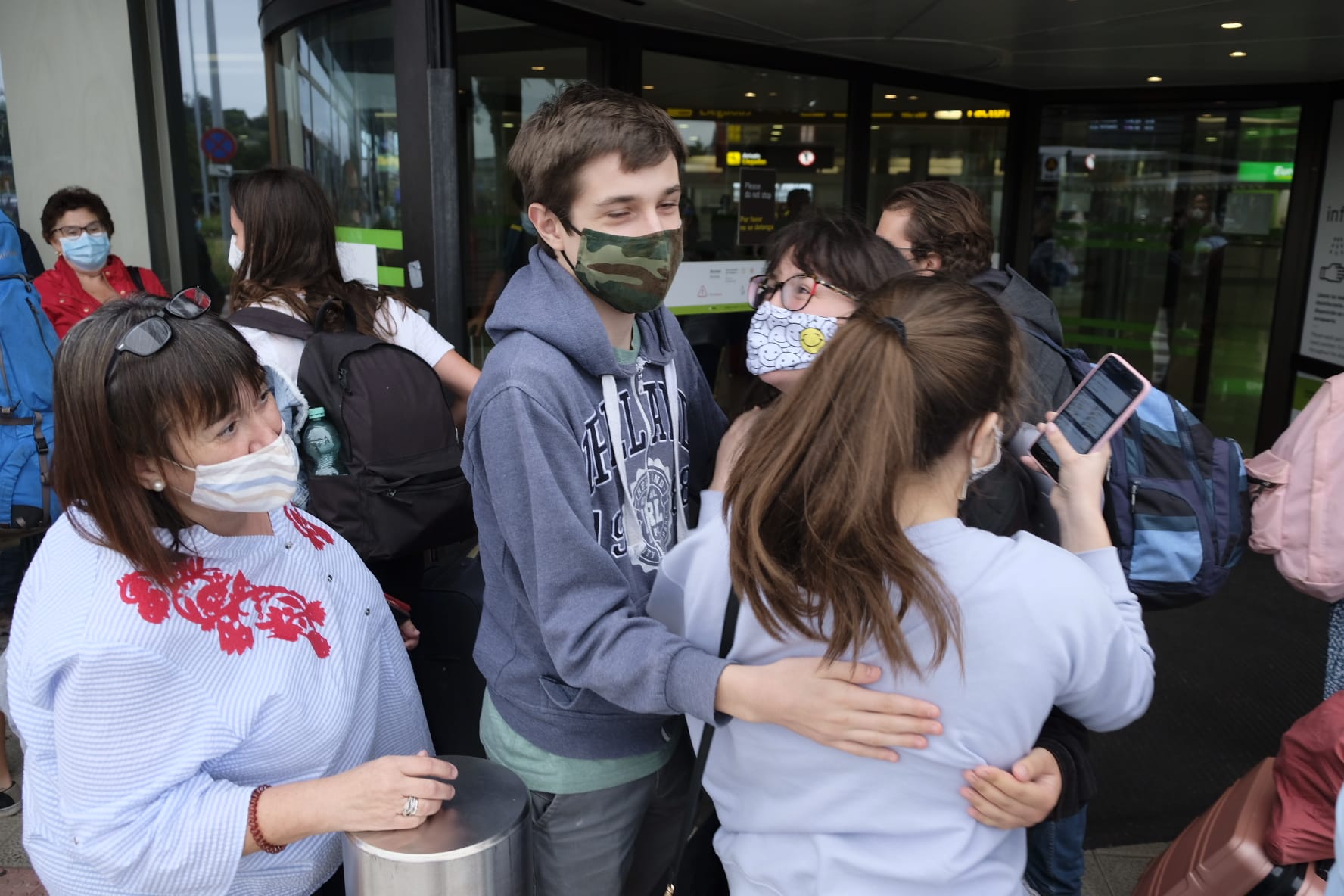 El aeropuerto Seve Ballesteros-Santander ha recibido esta tarde al primer vuelo de la conexión con Viena, que opera Lauda, y al de la compañía Binter, desde Gran Canaria El presidente cántabro, Miguel Ángel Revilla, y la consejera de Turismo, Marina Lombó, estaban esperando a los pasajeros en el aeropuerto y les han dado la bienvenida mientras les hacían entrega de mascarillas