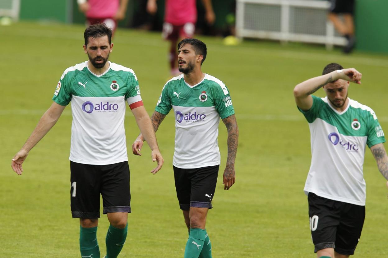 Figueras, Nico Hidalgo y Manu Hernando se lamentan en un momento del partido ante el Tenerife en los Campos de Sport.