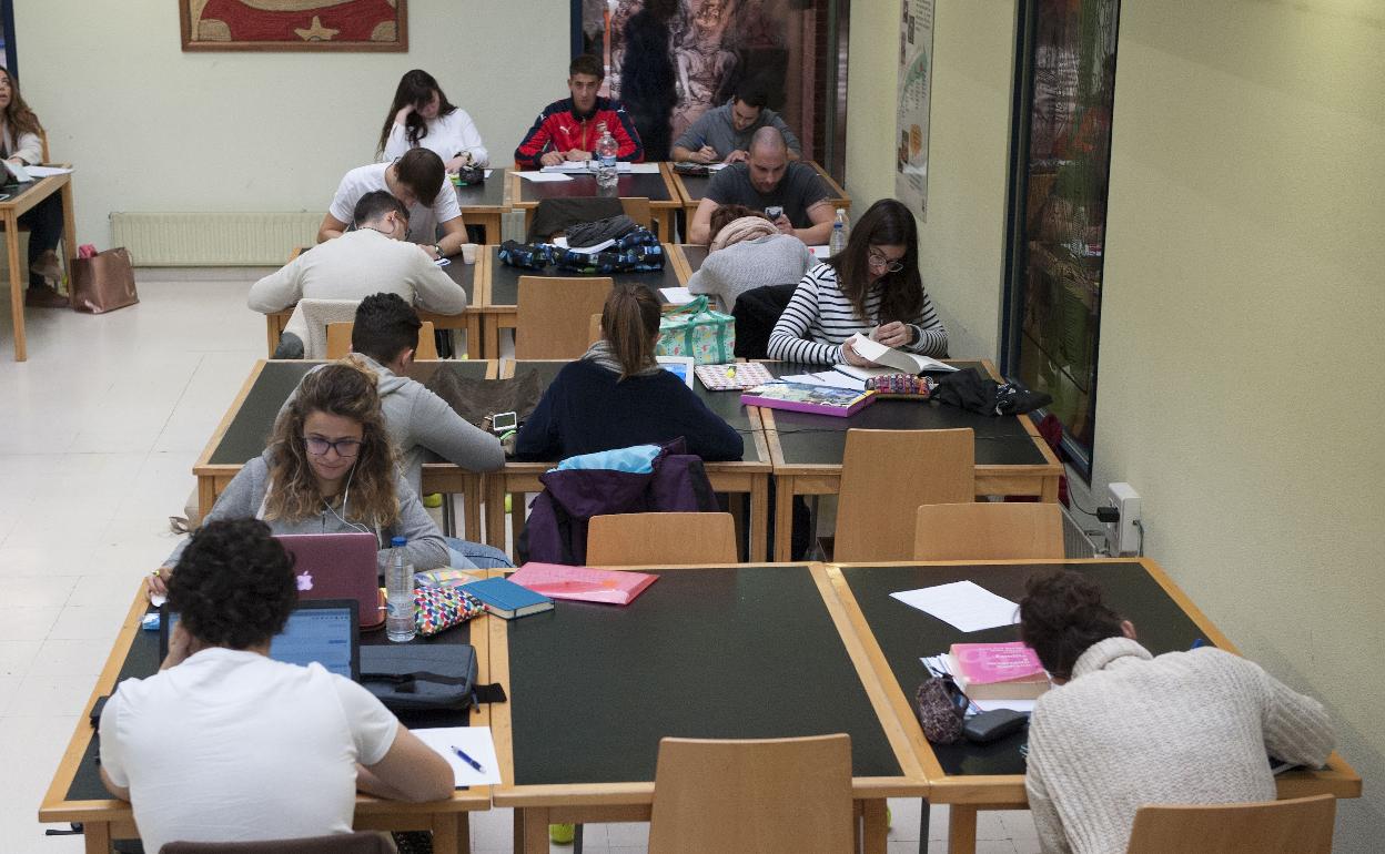 El Gobierno propone una bajada de precios de la UC para beneficiar a 9.300 alumnos