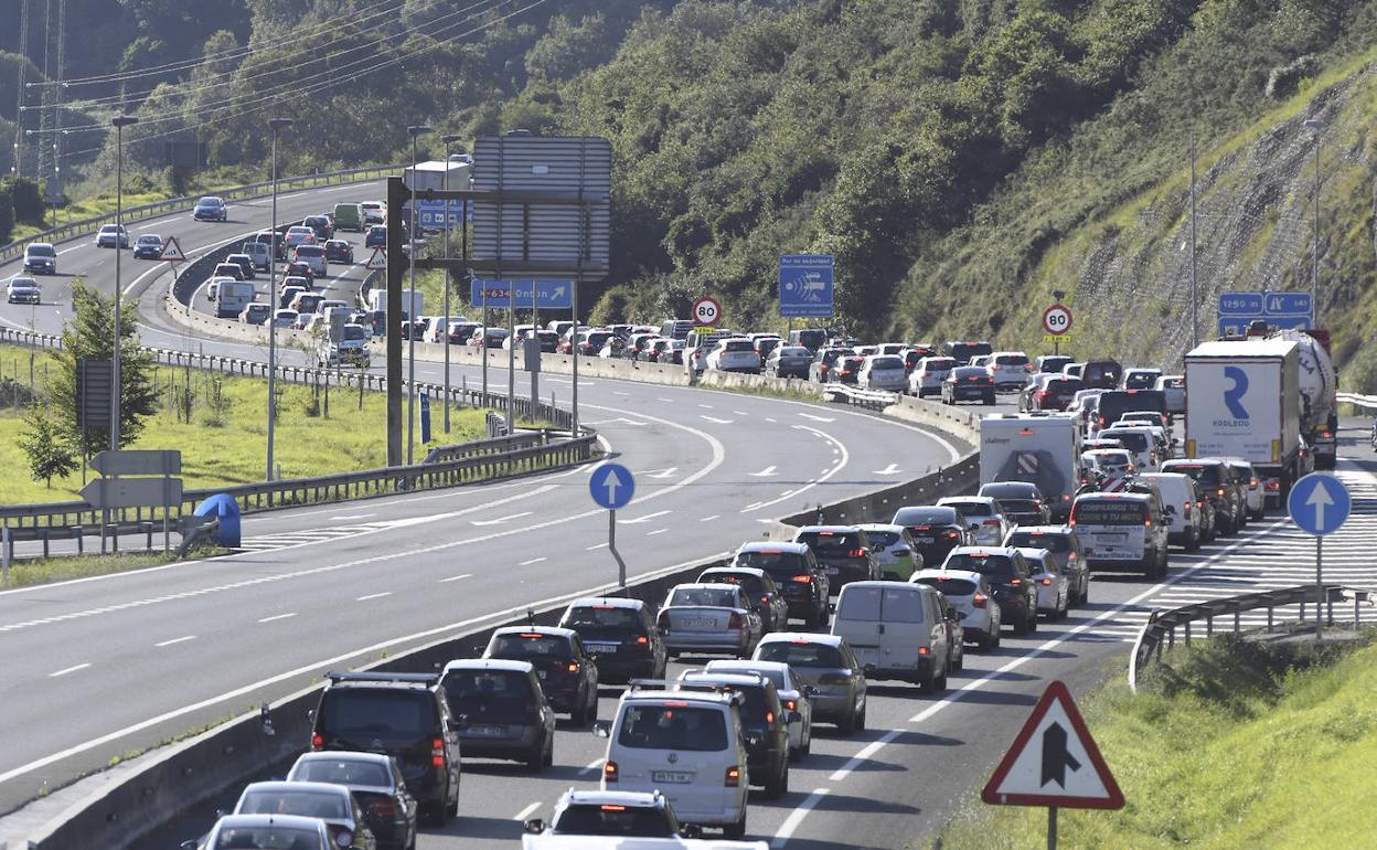 Retenciones en la A-8 en el límite con el País Vasco y en el nudo de Torrelavega