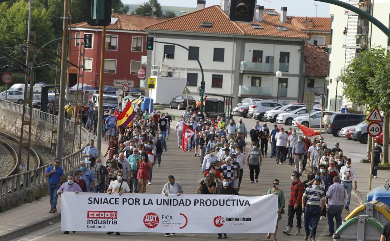 La plantilla de Sniace se moviliza para que la empresa no se venda en lotes