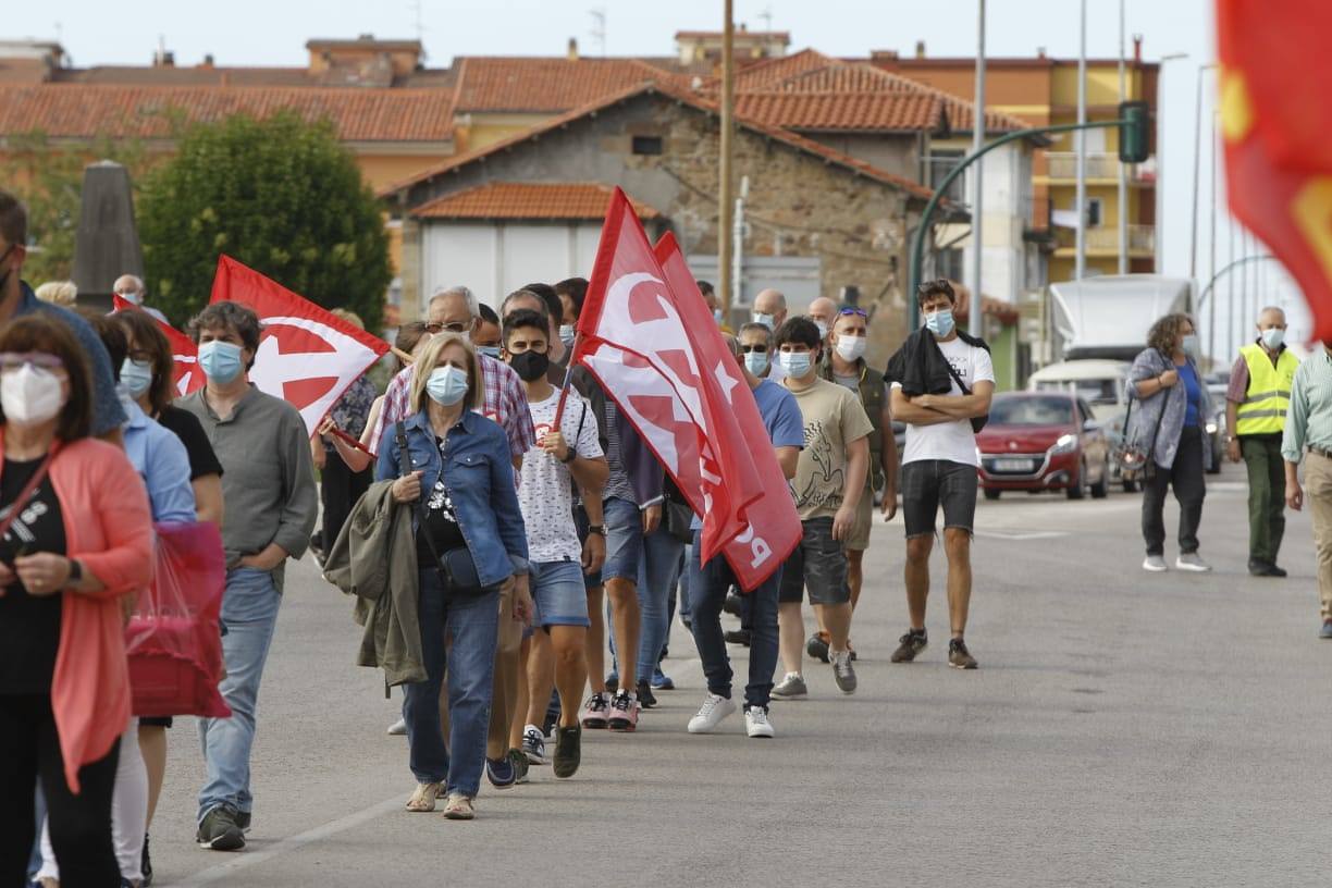 La manifestación convocada por el comité de empresa se ha realizado esta tarde formando tres filas y los asistentes portan mascarillas. El objetivo de la movilización es reivindicar que, si se compra Sniace en el proceso de liquidación, se mantenga su unidad productiva