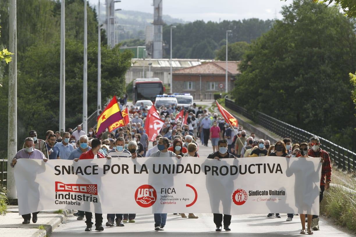 La manifestación convocada por el comité de empresa se ha realizado esta tarde formando tres filas y los asistentes portan mascarillas. El objetivo de la movilización es reivindicar que, si se compra Sniace en el proceso de liquidación, se mantenga su unidad productiva