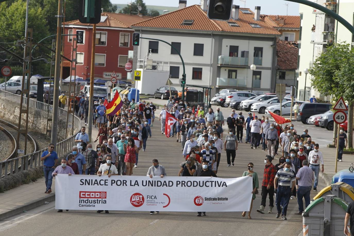 La manifestación convocada por el comité de empresa se ha realizado esta tarde formando tres filas y los asistentes portan mascarillas. El objetivo de la movilización es reivindicar que, si se compra Sniace en el proceso de liquidación, se mantenga su unidad productiva