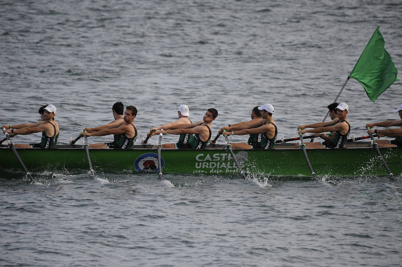 Los de Joseba Fernández demuestran su hegemonía y se imponen con solvencia a Camargo y Castro en la primera regata de la temporada cántabra