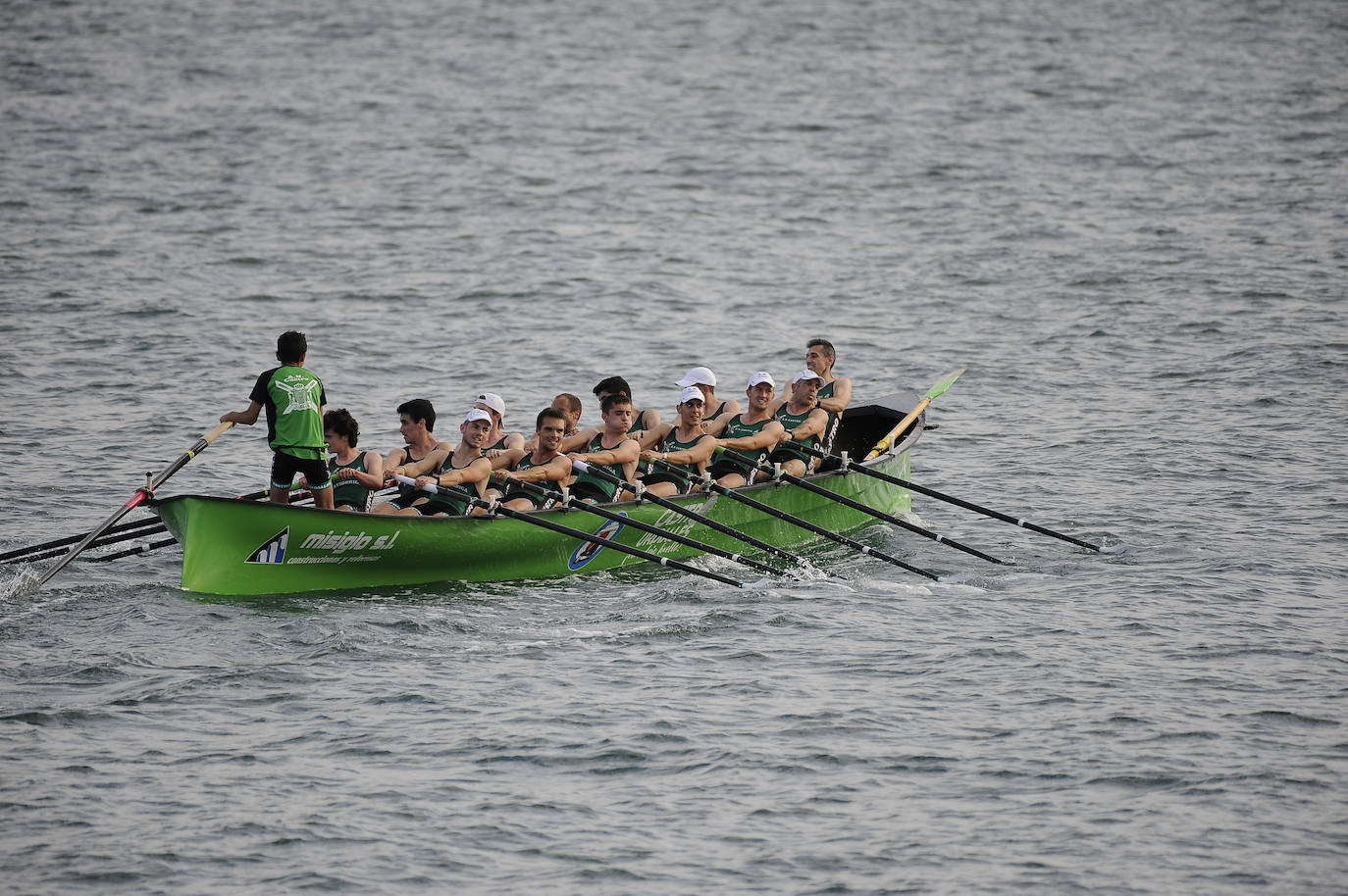 Los de Joseba Fernández demuestran su hegemonía y se imponen con solvencia a Camargo y Castro en la primera regata de la temporada cántabra
