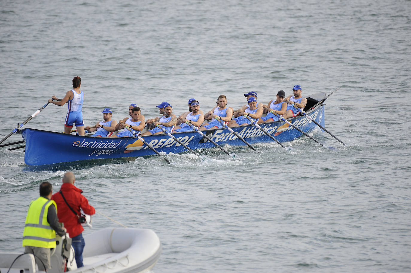 Los de Joseba Fernández demuestran su hegemonía y se imponen con solvencia a Camargo y Castro en la primera regata de la temporada cántabra