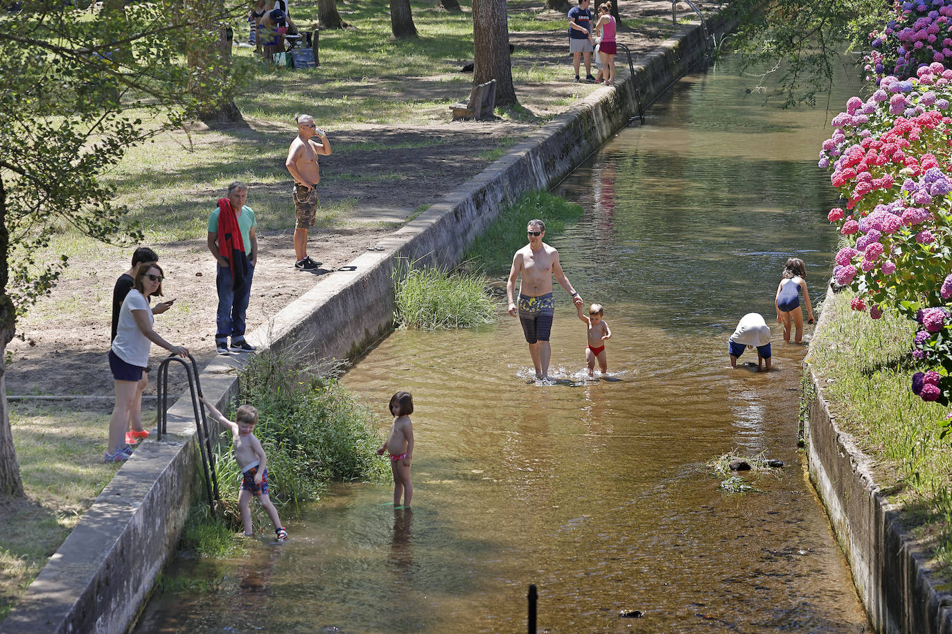 Fotos: Los cántabros se refrescan en la campa de Santa Lucía, en Cabezón de la Sal