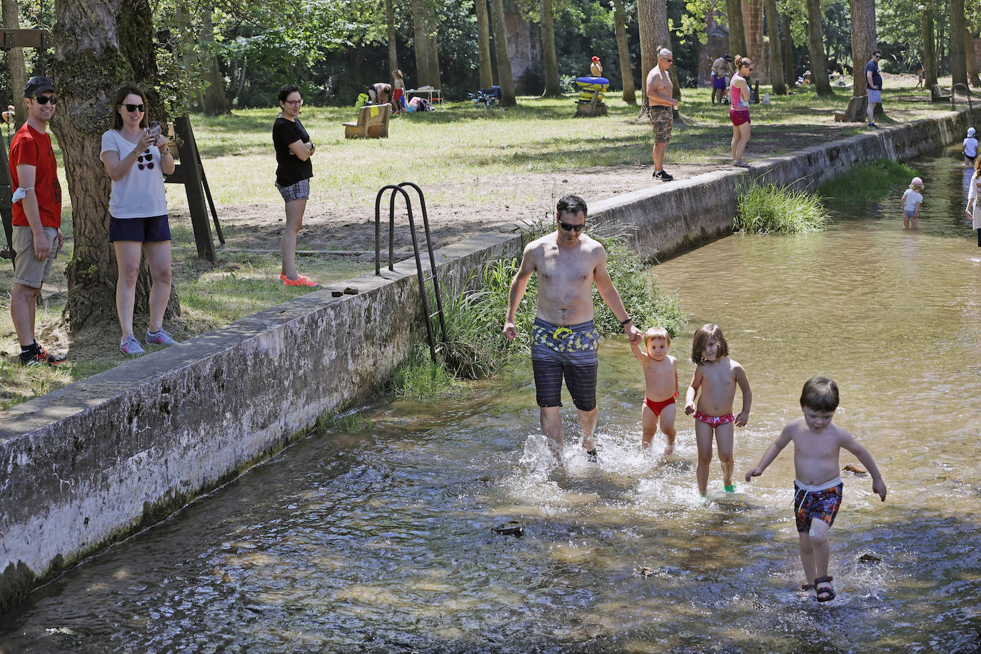 Fotos: Los cántabros se refrescan en la campa de Santa Lucía, en Cabezón de la Sal