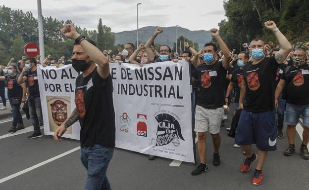 Imagen. Al grito de 'Nissan no se cierra', los trabajadores de la planta de Barcelona se han concentrado de forma pacífica en las inmediaciones de la fábrica cántabra.