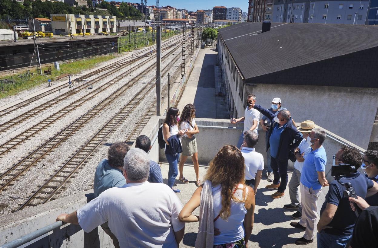 Arquitectos, representantes municipales y vecinos, ayer, en el paseo urbano de Castilla-Hermida. Sane