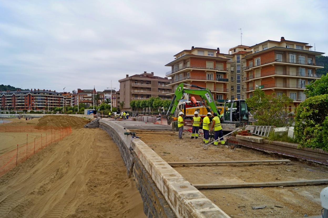 Los operarios trabajan esta semana en la pavimentación de la zona. s. hidalgo