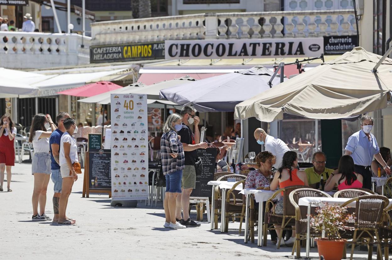 Un grupo de amigos mientras toma algo en un restaurante en Comillas. 
