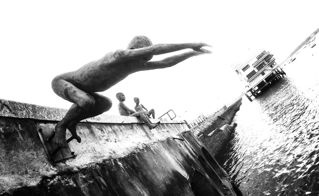 Fotografía del monumento a los raqueros en plena bahía santanderina.