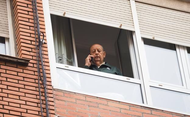 Tomás Pérez habla por teléfono con este periódico desde la ventana del cuarto piso. 