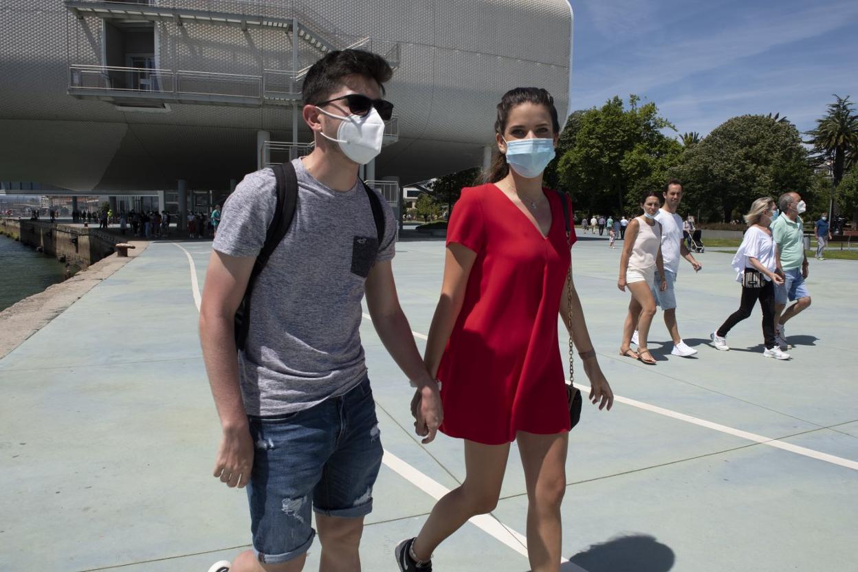 Los madrileños Daniel Galán y Paula Martín, hoy, de paseo por los alrededores del Centro Botín. 