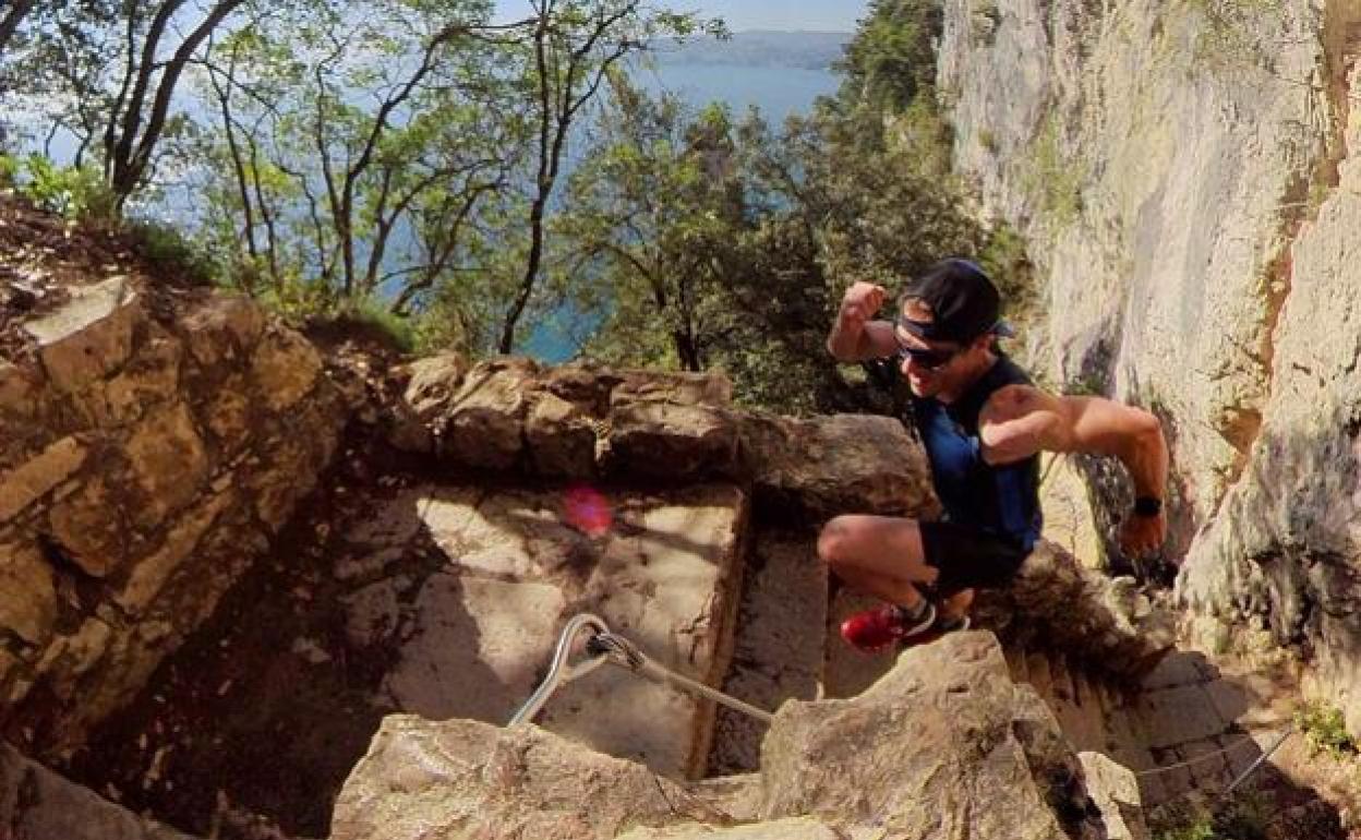 Goettler se entrena subiendo a la carrera escaleras.