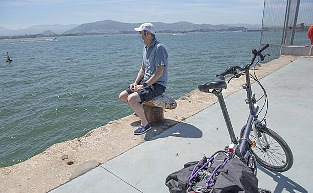 Eduardo Bardeci, en una pausa del paseo en bicicleta.