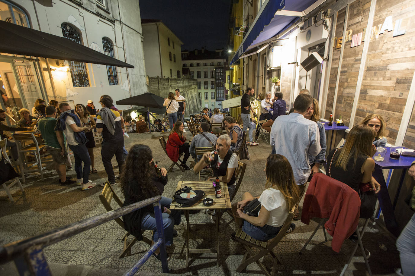 Terrazas llenas, aforos limitados, mascarillas y otras costumbres que se adoptan en la ciudad para seguir disfrutando del ocio nocturno. Estas imágenes corresponden con un recorrido realizado el sábado por la noche hasta la madrugada del domingo.